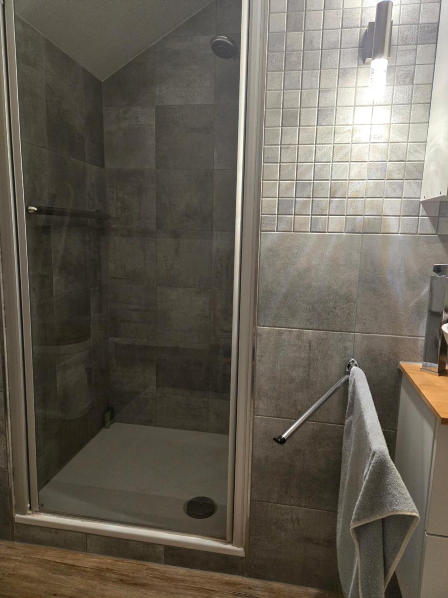 Exklusives 2 Dachstudio Mit Kamin Perfekte Lage Fuer Phantasialand Und Koeln Messe Inkl Parkplatz Und Vollausstattung Apartment