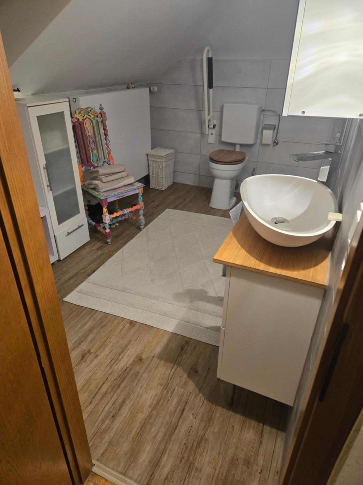 Apartment Exklusives 2 Dachstudio Mit Kamin Perfekte Lage Fuer Phantasialand Und Koeln Messe Inkl Parkplatz Und Vollausstattung Norvenich
