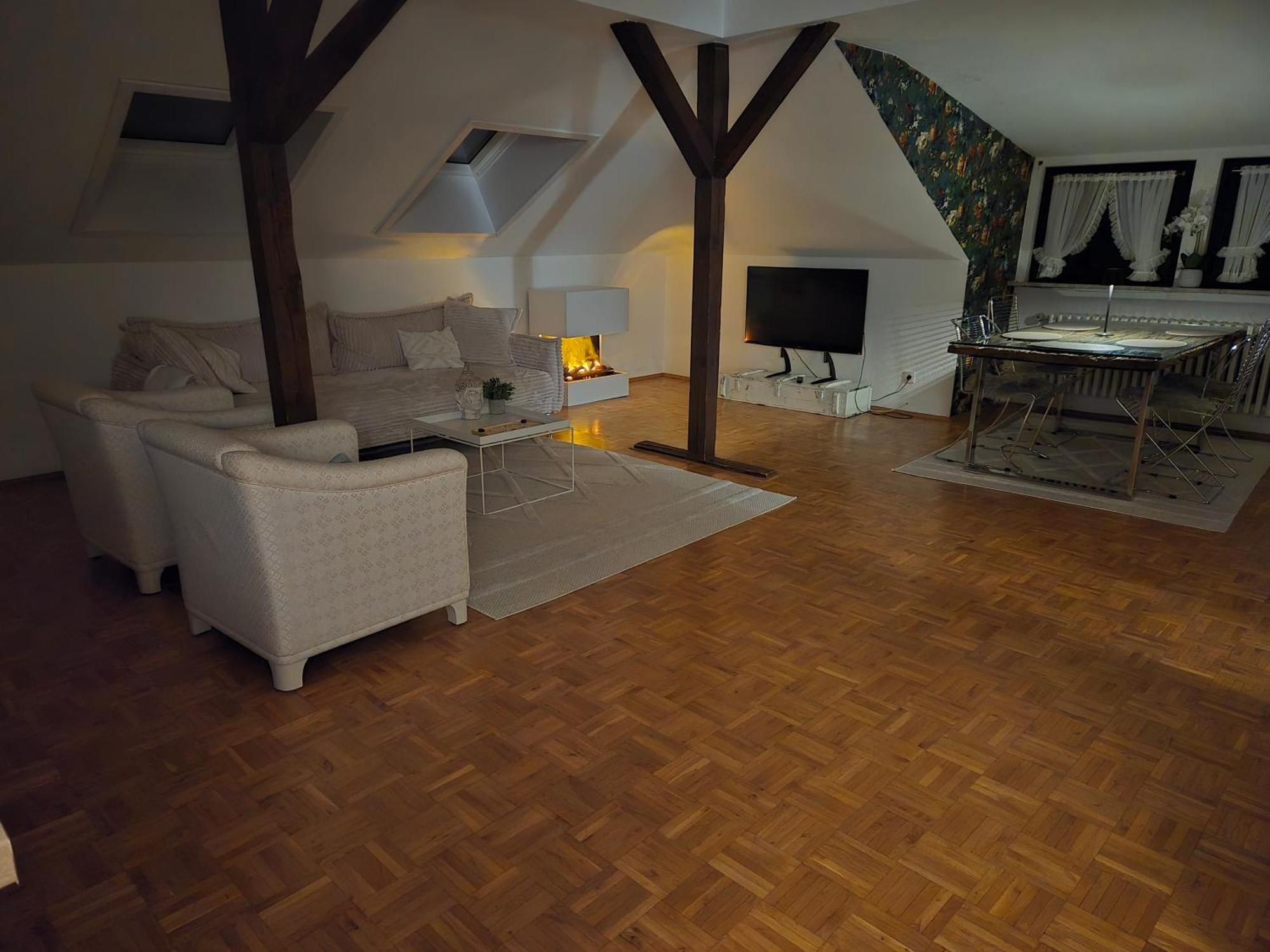 Apartment Exklusives 2 Dachstudio Mit Kamin Perfekte Lage Fuer Phantasialand Und Koeln Messe Inkl Parkplatz Und Vollausstattung Norvenich