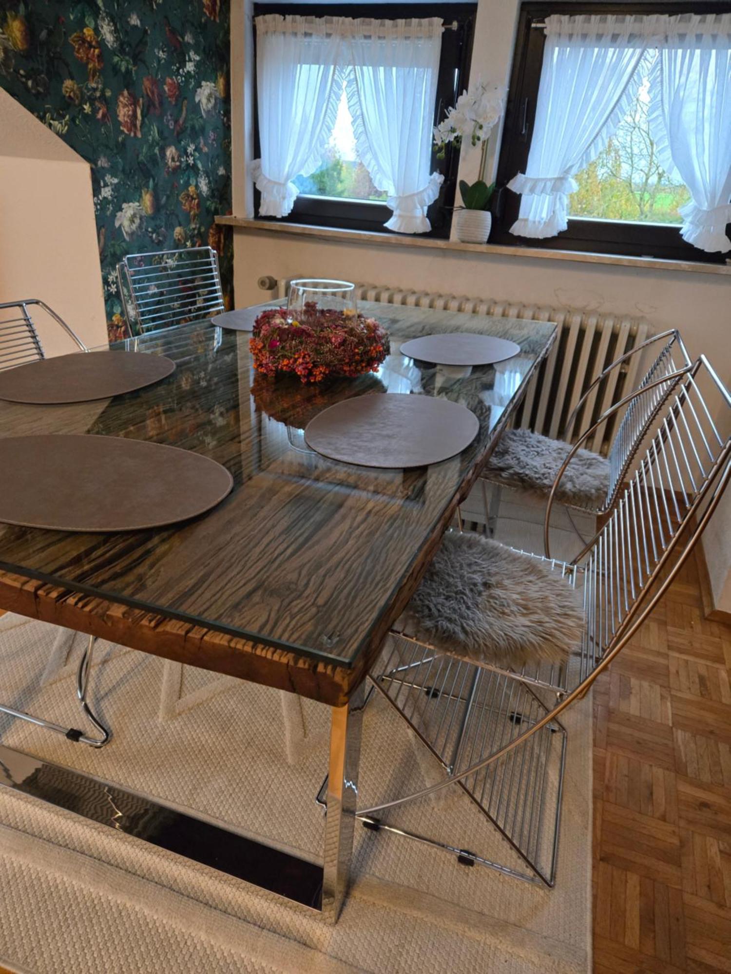 Apartment Exklusives 2 Dachstudio Mit Kamin Perfekte Lage Fuer Phantasialand Und Koeln Messe Inkl Parkplatz Und Vollausstattung *