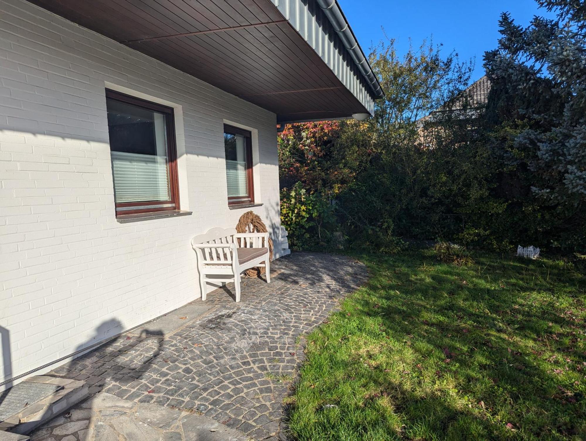 Apartment Exklusives 2 Dachstudio Mit Kamin Perfekte Lage Fuer Phantasialand Und Koeln Messe Inkl Parkplatz Und Vollausstattung